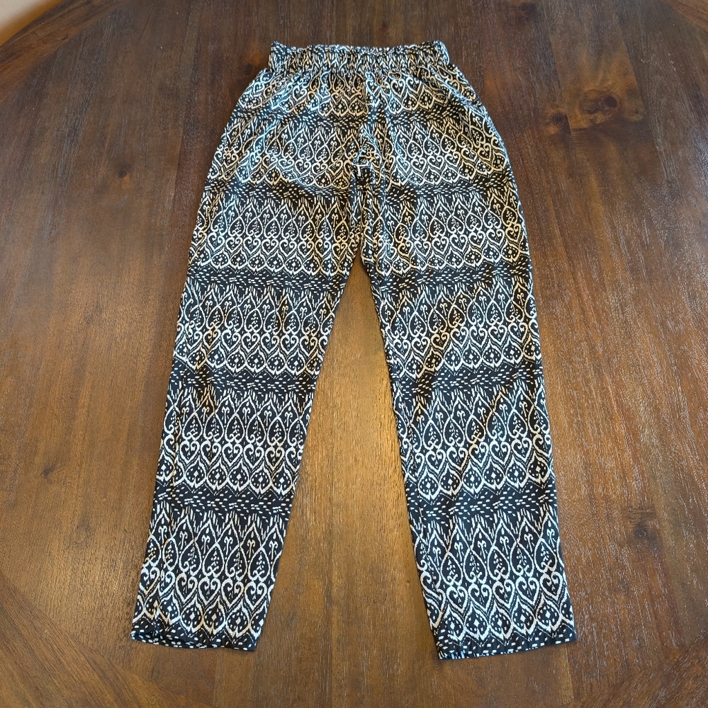 Patterned flowy pants size S